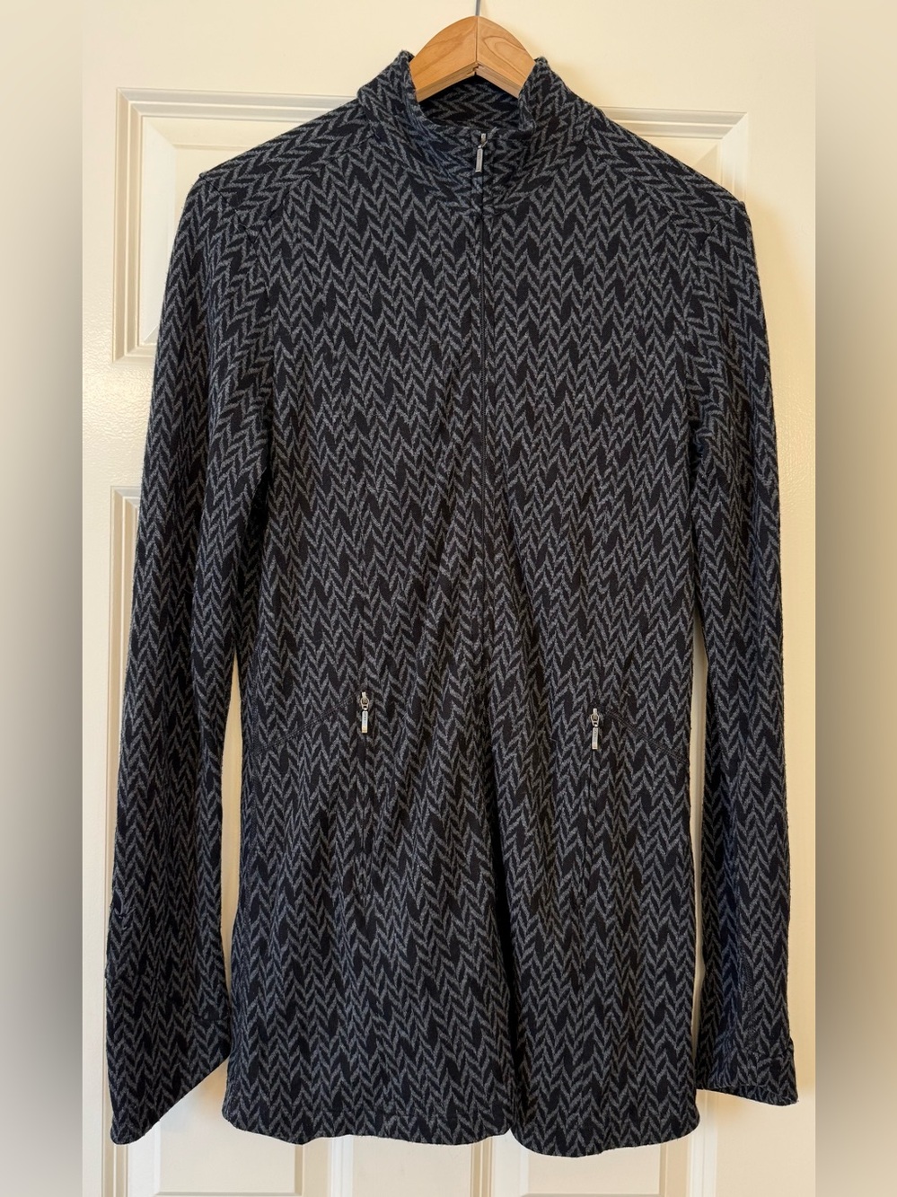 Ibex Women’s Merino Wool Full Zip sweater Gray Black Chevron Pattern size large